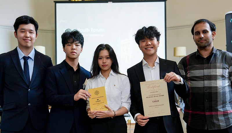(左起)香港耀中學生符皓嘉(Bobby)、王瀚傑(Calum)、薛婷之(Christie)及洪康洺(Donald)在 NEC 全球總決賽擊敗世界各地參賽學生,勇奪全場總冠軍(Overall Team Gold Award)。