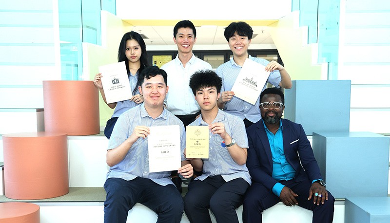香港耀中學生們感激經濟老師 Mr Byun(上排左二)的悉心指導,為隊伍打下扎實根基。