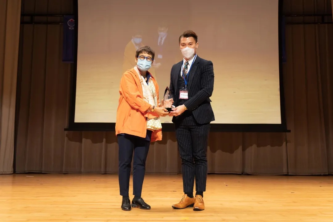 Mr Aaron Shea (right), one of the inductees of the first Alumni Hall of Fame, received the award from Dr Chan