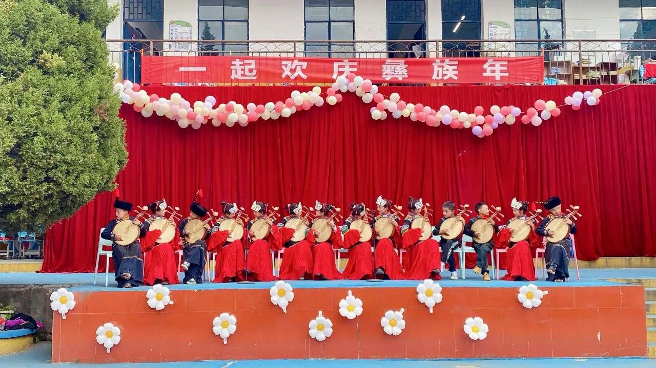 Liangshan is the largest Yi ethnic settlement in China, and the yueqin is an instrument beloved by the Yi people. Yueqin music provides an important way for the Yi people to express their inner emotions. The decorations on the Yi yueqin reflect the unique aesthetic concepts and ethnic spirit of the Yi.