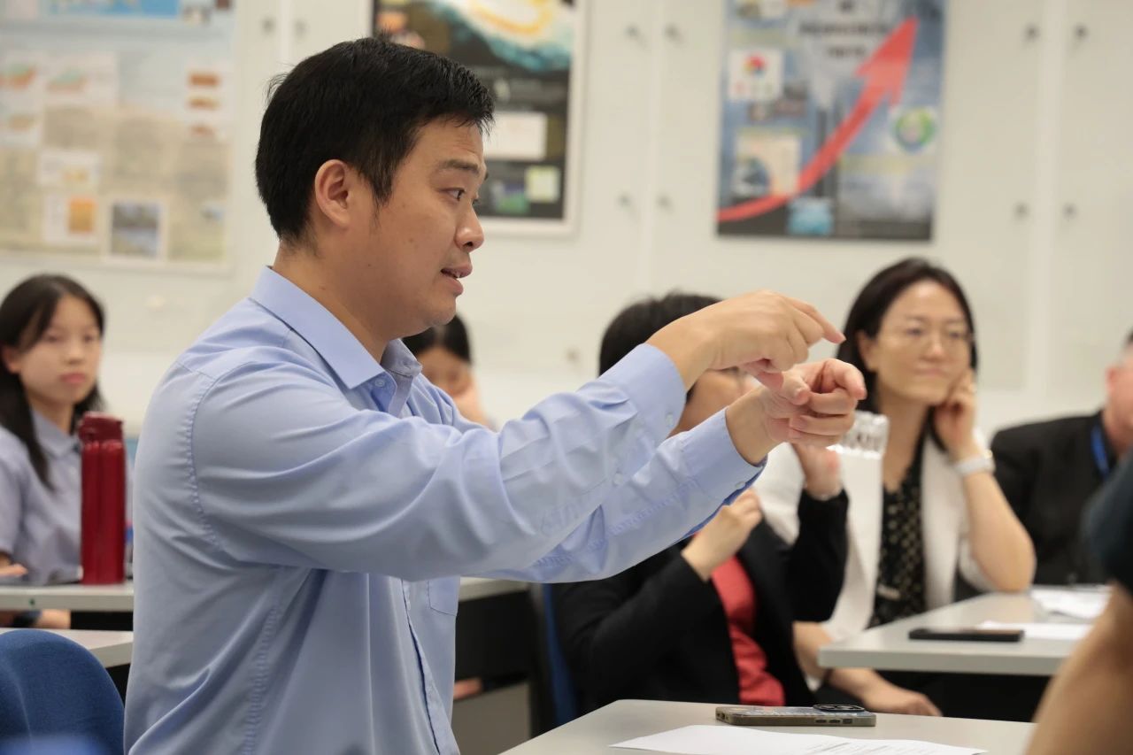 Prof Zhonghua Yao from the Department of Earth Sciences provided guidance to the students.