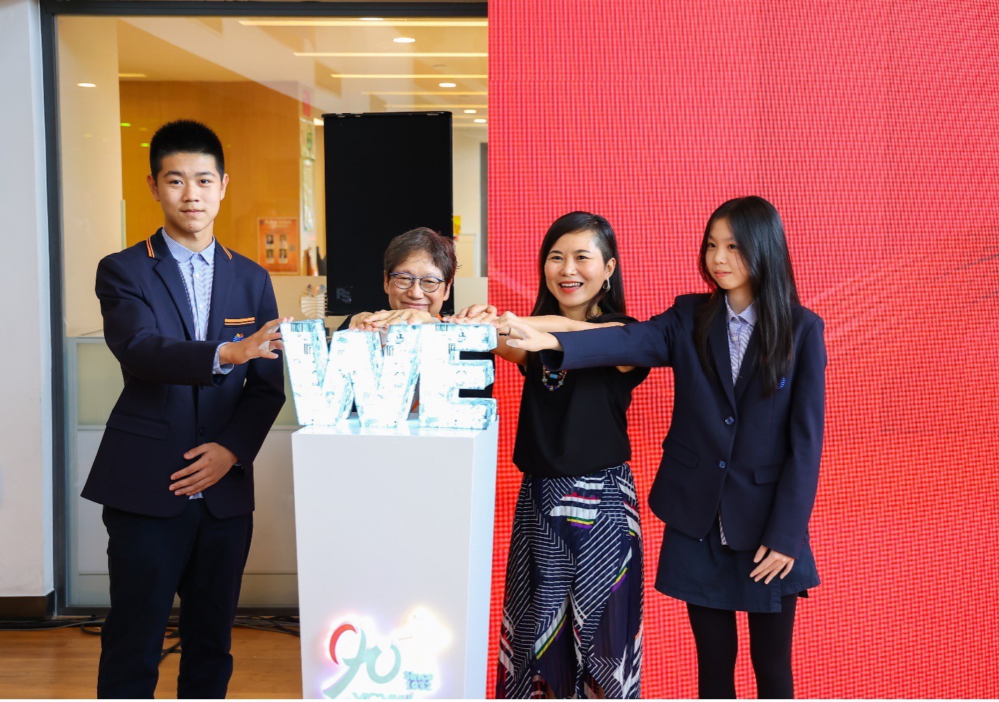 Dr Betty Chan Po-king, CEO and School Supervisor of Yew Chung Yew Wah Education Network, unveiled the Mural together with artist-in-residence Ms Haruka Ostley and two YWIES Shanghai Lingang students. 