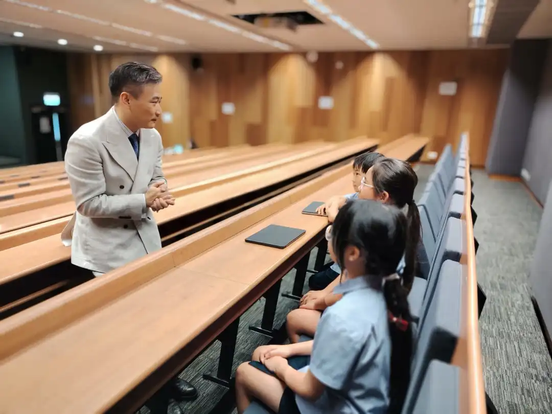 Mr Richard Zhang engaged in a discussion with students on-site