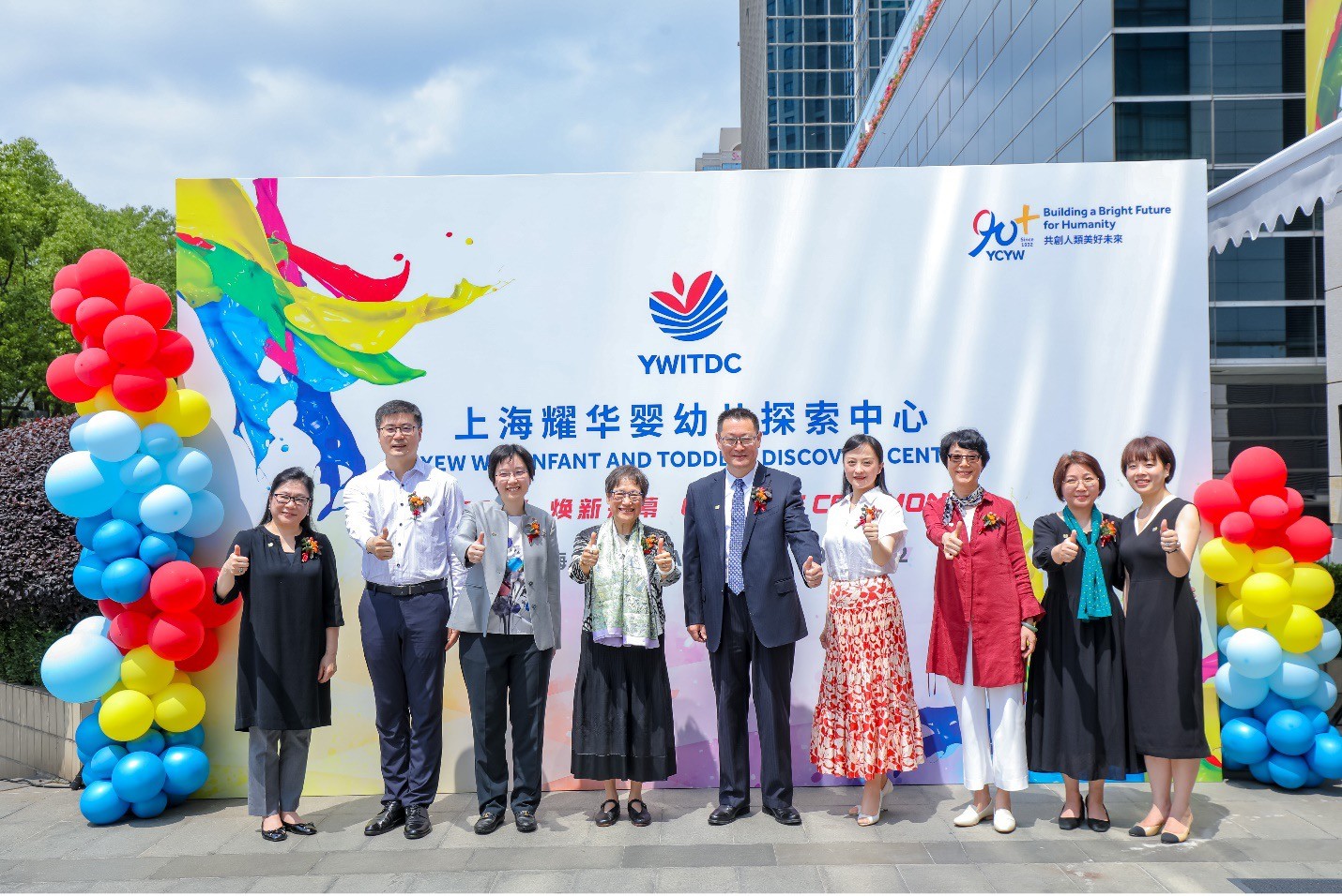 Dr Betty Chan (4th to the left), CEO and School Director of Yew Chung Yew Wah Education Network, Dr Xuejun Xu (5th to the left), Deputy Chief Executive Officer & Chief Business Development Officer, other institutional leaders, Changning District officials including Kai Guo (2nd to the left), Director of Hongqiao Sub-district, and Wei Weng (4th to the right), Chairperson of Xianxia Sub-district Women's Federation, attended the opening ceremony.