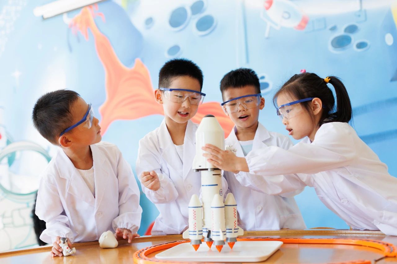 ▲ Little scientists from Yew Wah International Education Kindergarten of Qingdao (YWIEK Qingdao) are trying to build their own rocket. 