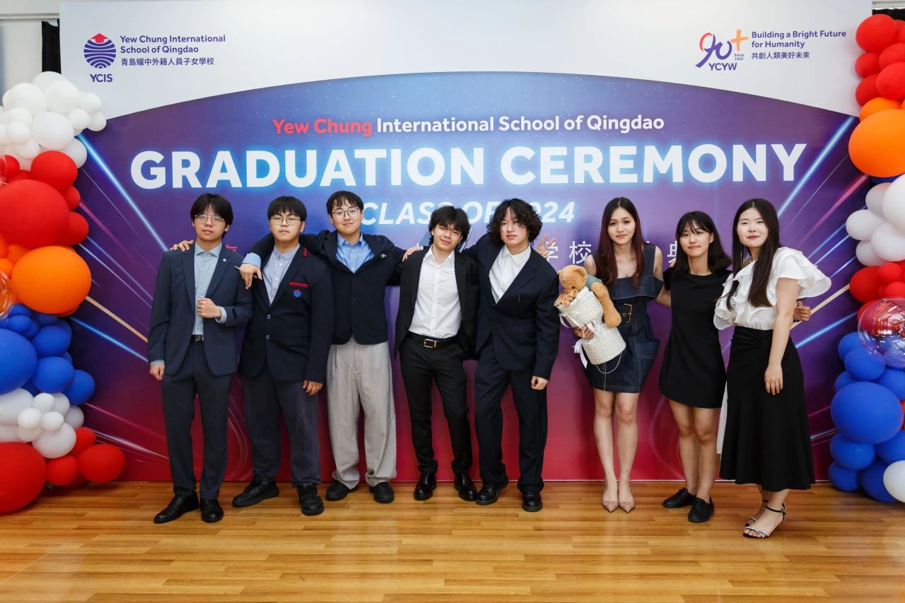 Ryosuke (third from left) and fellow graduates. "I wish all my classmates and teachers all the best in the future," said he.